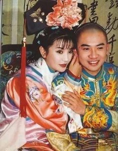 ​赵薇与黄有龙频传婚变（44岁赵薇现身西双版纳）