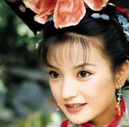 赵薇与黄有龙频传婚变（44岁赵薇现身西双版纳）