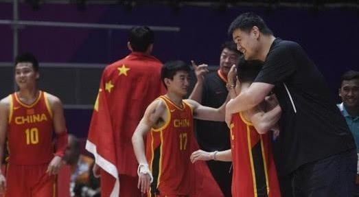 他在球场上惹怒过易建联和赵继伟，女友是内衣模特，身材比例完美