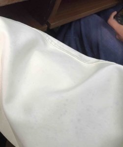 ​白衣服洗完为什么发蓝,新买的白衣服发蓝是什么原因呢