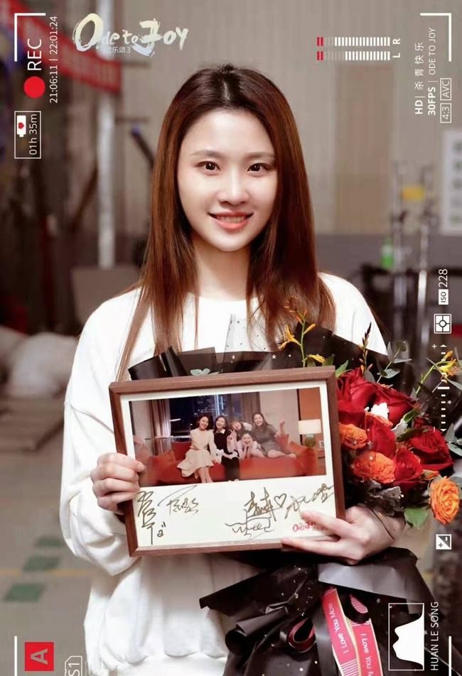 江疏影杨采钰欢乐颂3杀青(江疏影晒欢乐颂3杀青照)