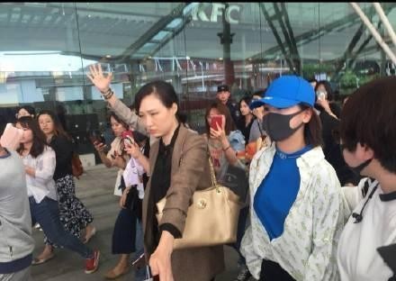 杨紫机场被邓伦cp粉踩鞋拿花砸脖子，工作室声明：一定以安全为主