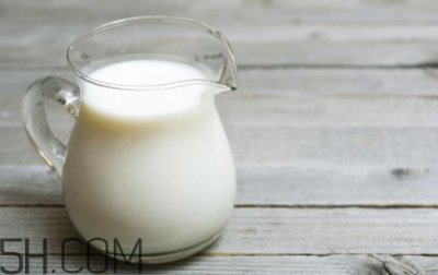 ​纯牛奶和酸奶哪个好？纯牛奶做酸奶的方法