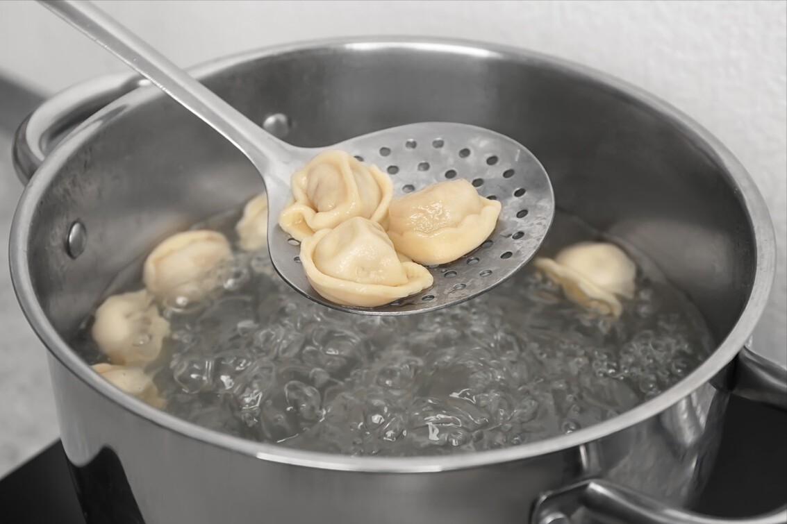 速冻水饺冷水煮还是热水煮（速冻饺子的正确煮法）