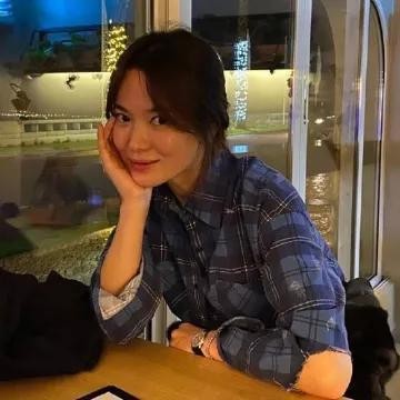 宋慧乔离婚后晒旅游照，纯素颜一脸甜美，真实颜值不像奔四的人