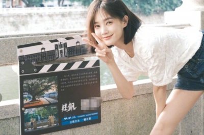 ​李一桐重游狂飙拍摄地 甜笑青春洋溢