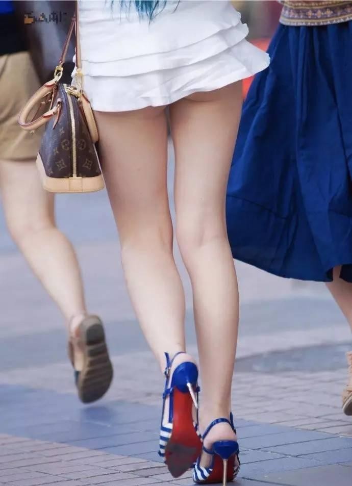 路人街拍, 美女你短裙都把屁股露出来了, 不怕起风?