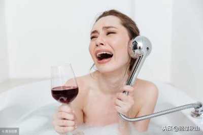 ​美女洗澡时是怎么样的，女人洗澡时到底是什么样子