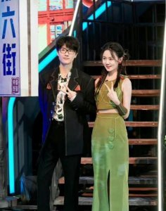 ​疑似恋情曝光！许嵩与女生甜蜜牵手 逛街后同回家