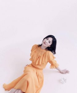 ​41岁宋慧乔晒简约风穿搭 展现女性别样美