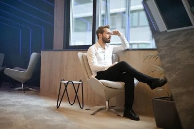 “请坐”可不是please sit down! 说错了小心对方和你急