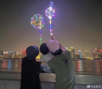 ​张歆艺晒一家三口背影照 和谢娜郑秀妍等亲密合影