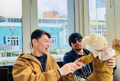 ​周杰伦晒和好友聚会照 三胎女儿背影出镜
