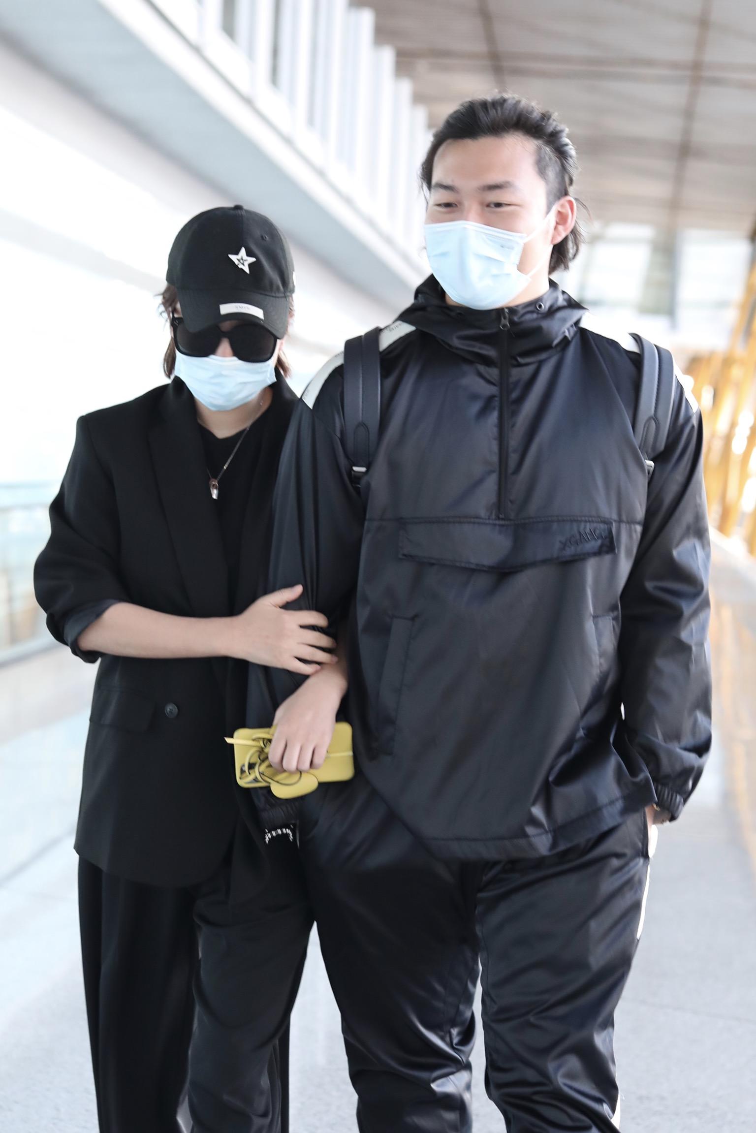 马丽产后首公开亮相，被小11岁老公逗得大笑，四肢水肿发福明显