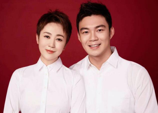 马丽产后首公开亮相，被小11岁老公逗得大笑，四肢水肿发福明显