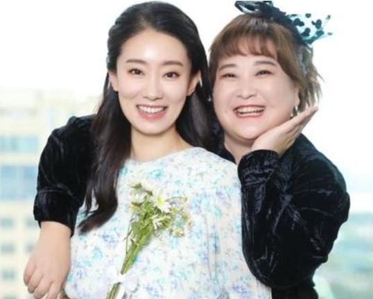 贾玲为张小斐庆生，直喊对方是公司一姐！曾在小斐困难时慷慨借钱