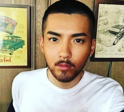 吴亦凡是一个剪板寸头，都帅到爆炸的男生