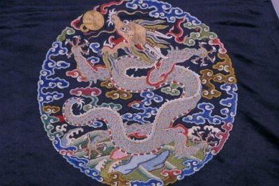 ​清朝龙褂破损如何修复?看看专家是怎么做的
