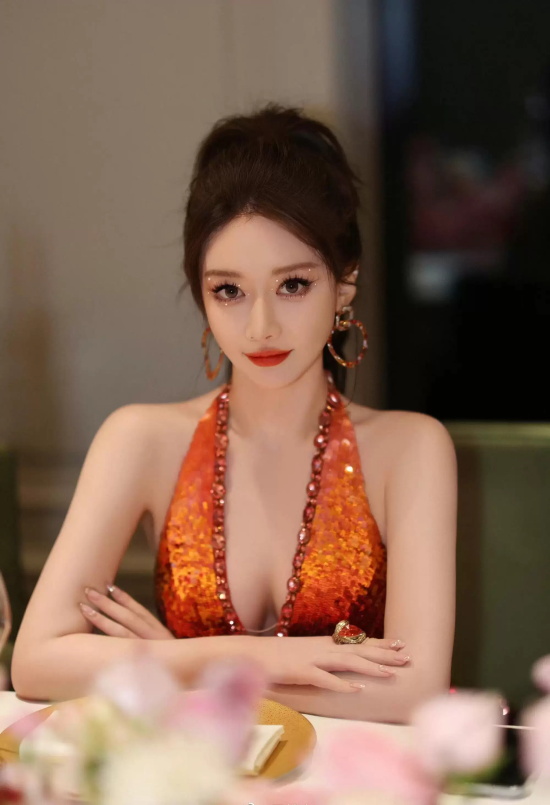 周麟嘉生日派对写真，身穿深V长裙尽显曼妙身材