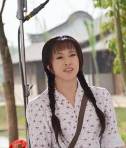 ​71岁的刘晓庆再次饰演少女，比父亲扮演者大18岁，网友直呼太尴尬