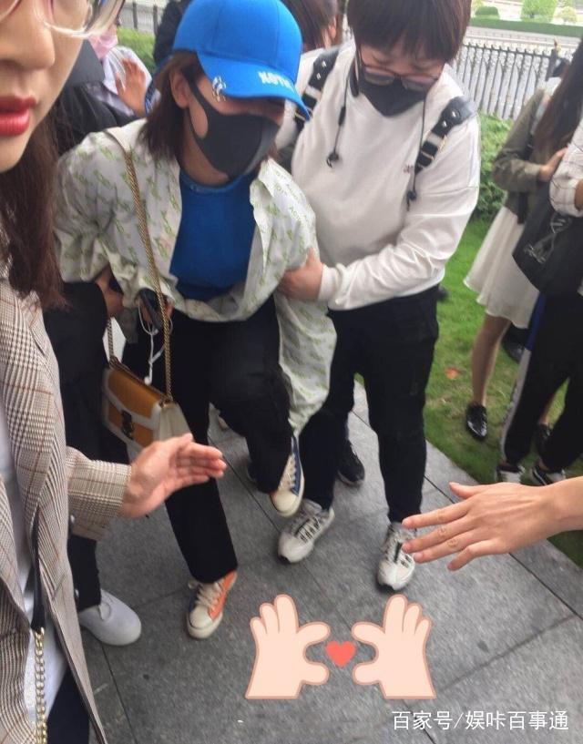 杨紫机场被砸，鞋子还被人踩掉？画面太狼狈，工作室回应理智追星