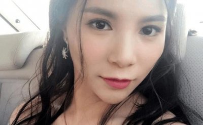 ​奥运冠军何姿微博晒自拍照, 网友炸锅: 角度暴露某部位好大!