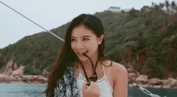 奥运冠军何姿微博晒自拍照, 网友炸锅: 角度暴露某部位好大!