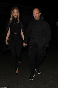 ​硬汉杰森·斯坦森久违露面 被小20岁未婚妻摸光头