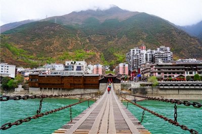 ​四川甘孜有个铁索桥，全长103米，历史悠久，水流湍急，值得打卡