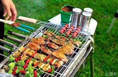​BBQ是什么意思：在野外烧烤(在国内也指烧味类的食物)