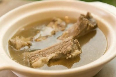 ​骨头汤有腥味怎么补救 骨头汤可以反复熬煮吗