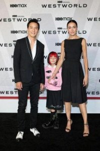 ​吴彦祖10岁女儿罕曝光，粉红长发尽显前卫，遗传混血美貌
