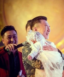 ​孙红雷女儿出生，孙红雷老婆的出生(孙红雷有儿女吗)