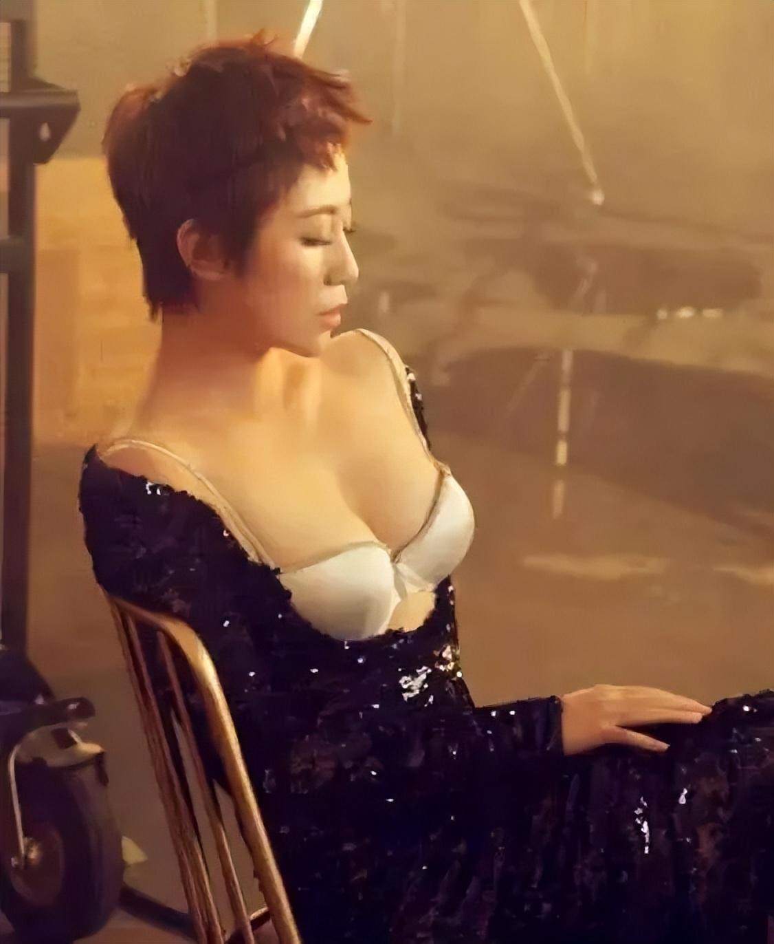 被喜剧耽误的性感女郎马丽，拍男人装秀火爆身材颠覆以往形象
