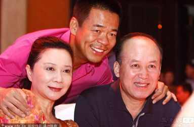 郭达和妻子生活近照 称自己娶到金不换的老婆 儿子在英国读博士