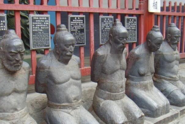 历史岳飞墓前跪五个人是谁，陷害岳飞的五个人是谁  1