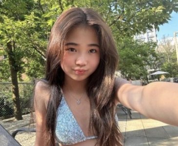 ​曹格 12 岁女儿 Grace 晒泳装照 对镜头自拍眼神自信