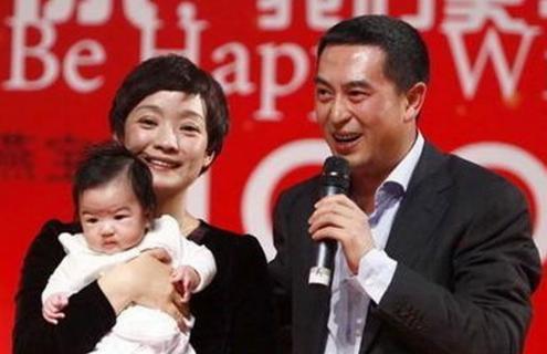 张嘉译为什么驼背走路一步三晃，驼背的真相催人泪下！
