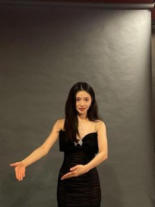​刘浩存现身青年电影手册盛典 笑容甜美生图状态好