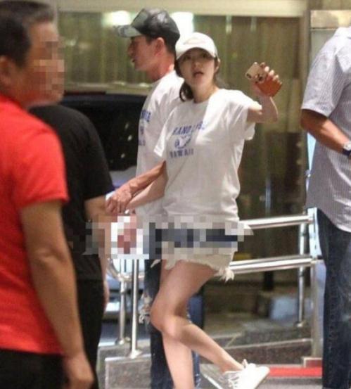 辣妈！安以轩产后首现身大秀美腿 与老公穿情侣T手牵手甜蜜恩爱