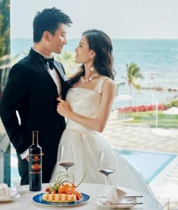 ​35岁吴敏霞结婚4年再拍婚纱照，与老公全程对视，身材不输女星