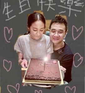 ​42岁林嘉欣与老公罕见同框，坐其大腿相互依偎，手捧蛋糕好甜蜜
