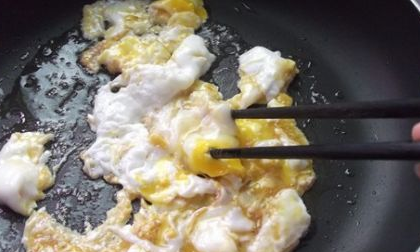 怎么煮鸡蛋面,西红柿鸡蛋面怎样做图5