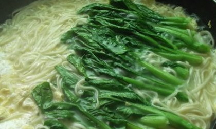 怎么煮鸡蛋面,西红柿鸡蛋面怎样做图9