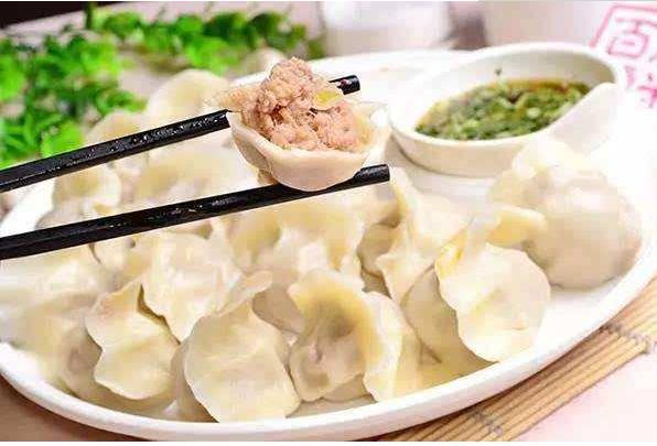 怎么调猪肉大葱水饺馅(专做水饺的老师傅教你怎么调猪肉大葱饺子馅才最好吃)(5)