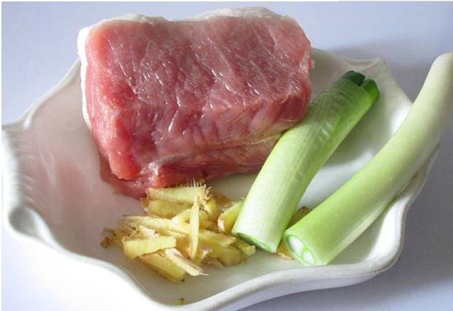 怎么调猪肉大葱水饺馅(专做水饺的老师傅教你怎么调猪肉大葱饺子馅才最好吃)(2)