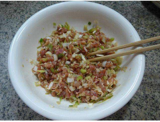 怎么调猪肉大葱水饺馅(专做水饺的老师傅教你怎么调猪肉大葱饺子馅才最好吃)(4)