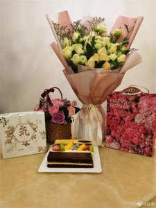 ​网球女神晒照庆生，祈求世界和平，丈夫是香港富豪，儿女双全很幸福