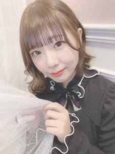 ​元气美少女佐久良咲希美图分享，童颜与雄伟车灯的人气组合！