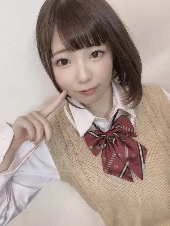 元气美少女佐久良咲希美图分享,童颜与雄伟车灯的人气组合!